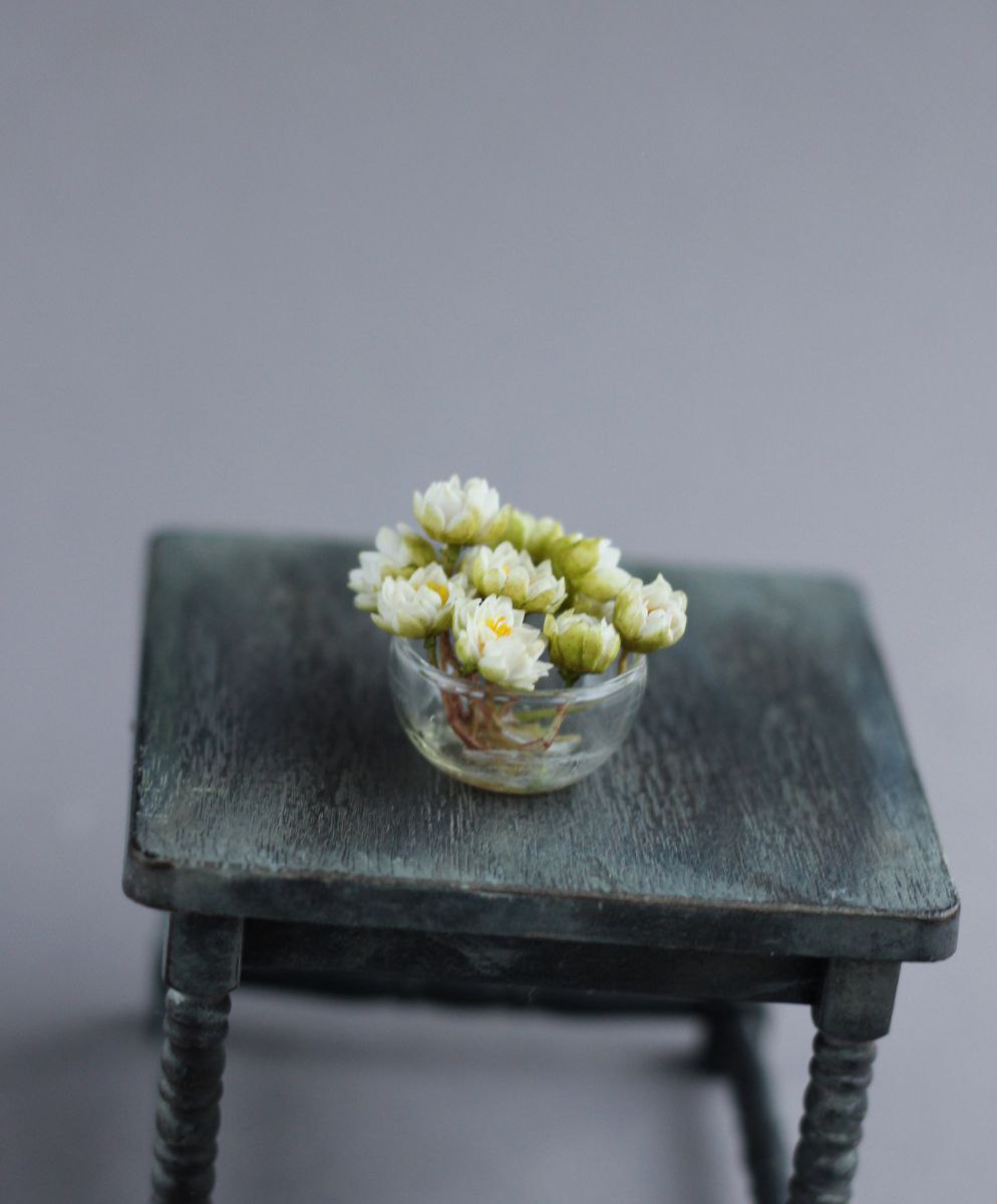 Glass bowl with floating lilies