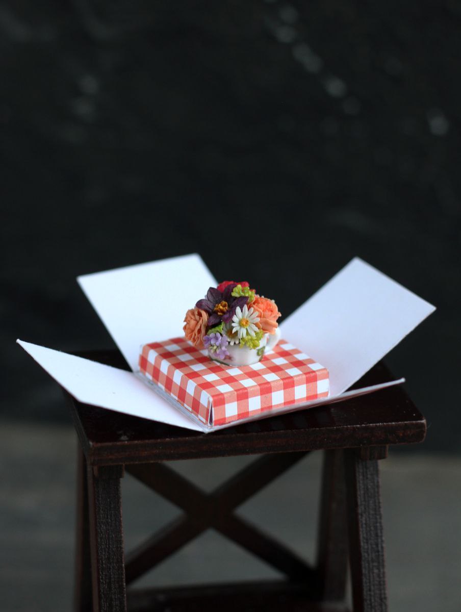 Cup with flowers in a gift box.