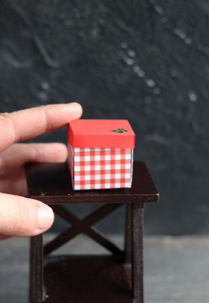 Cup with flowers in a gift box.