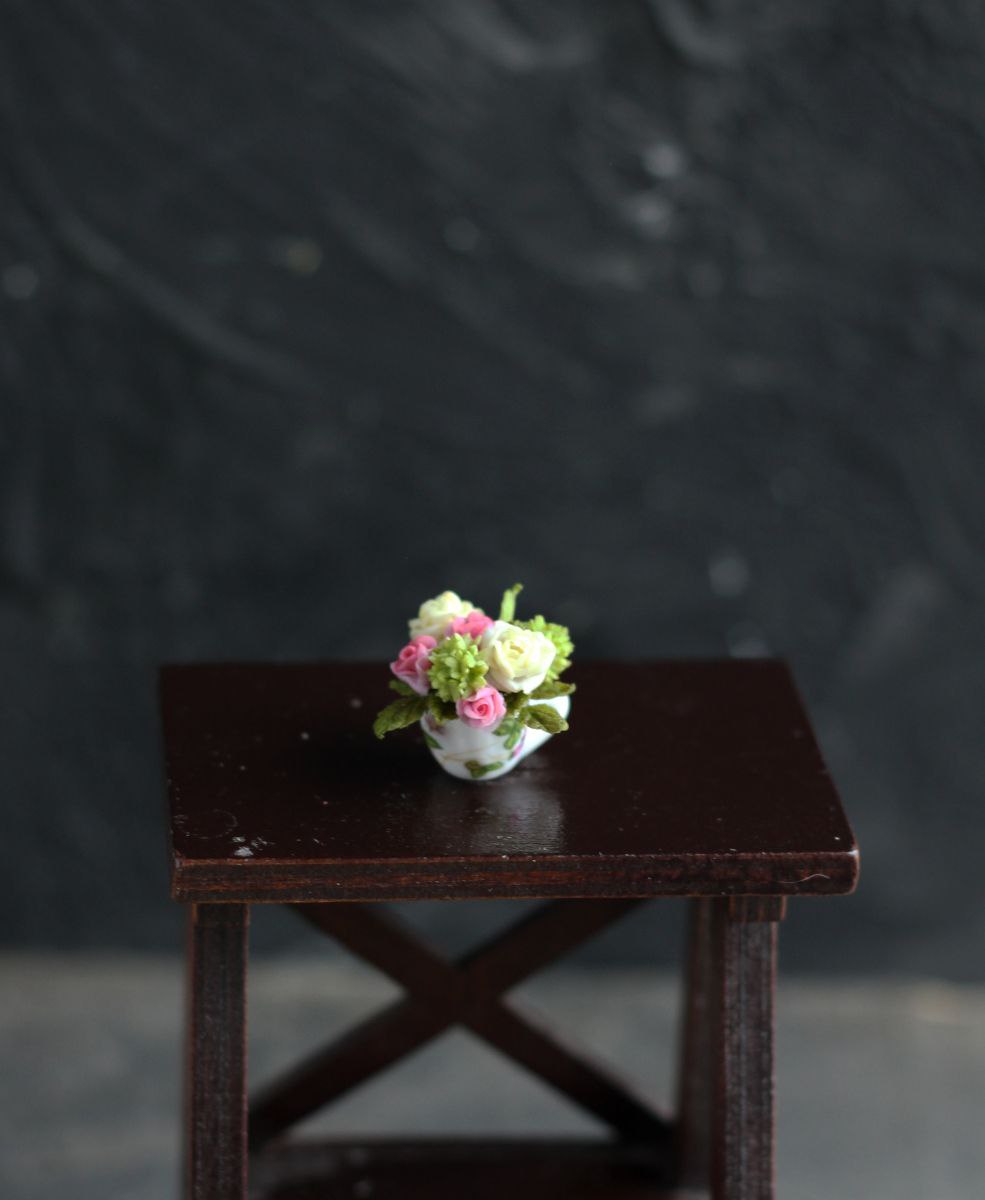 Cup with flowers in a gift box.