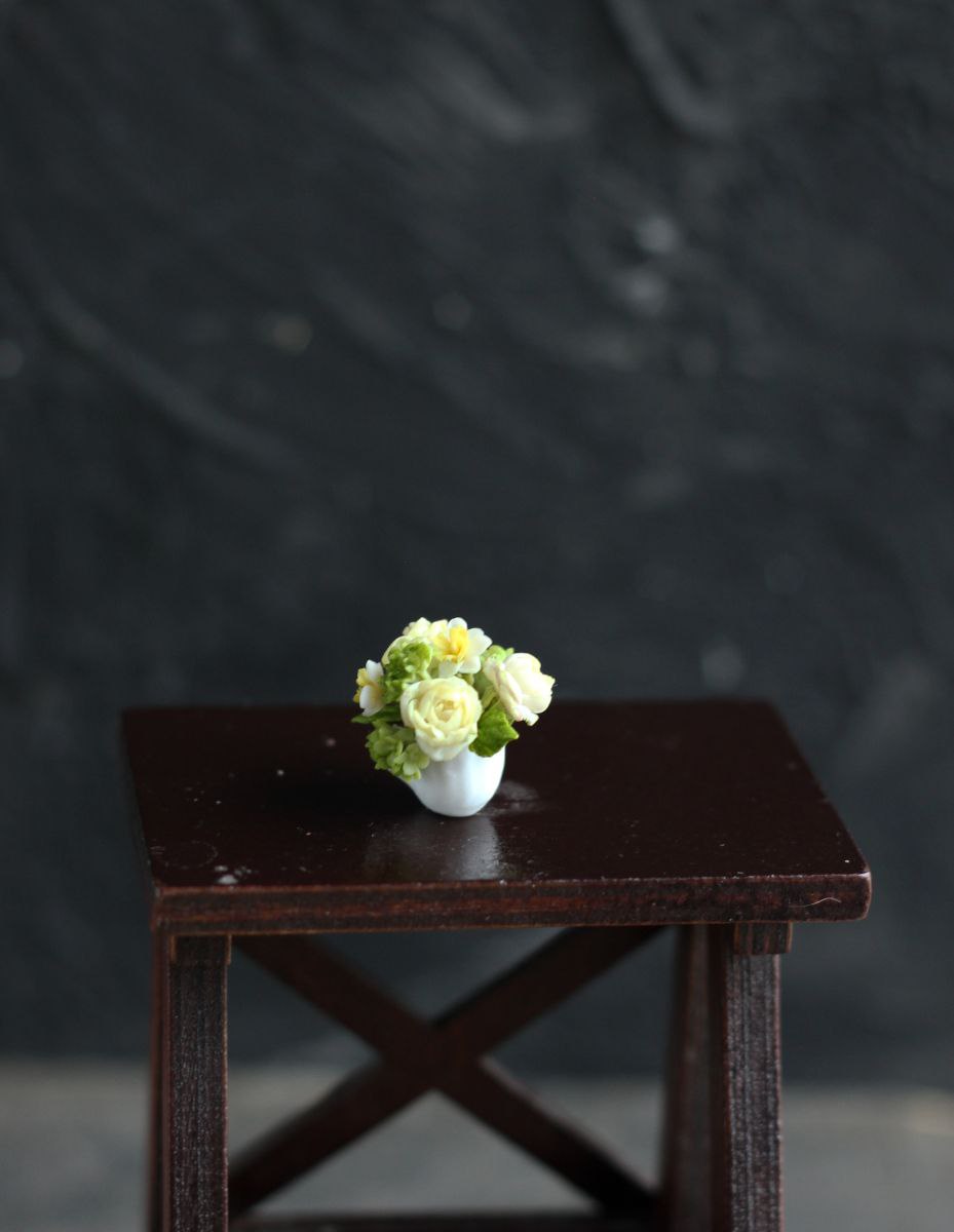 Cup with flowers in a gift box.