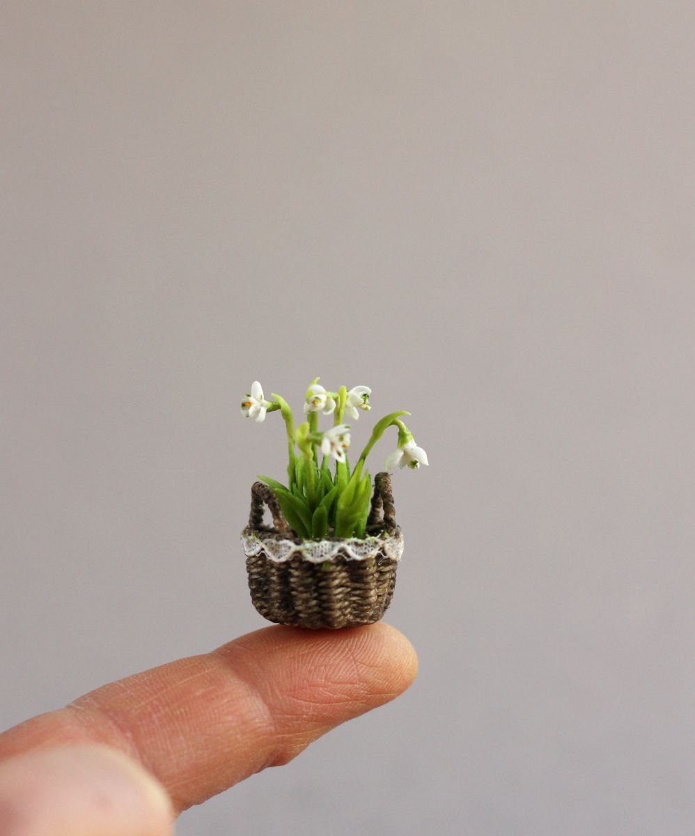 Miniature basket with snowdrops 1:12