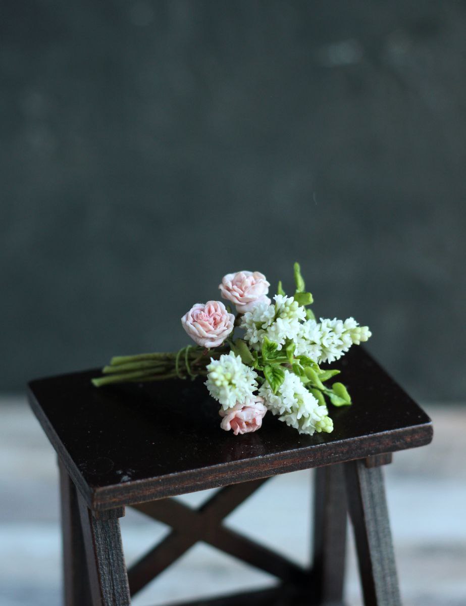 Bouquet of white lilac and garden roses1:12.