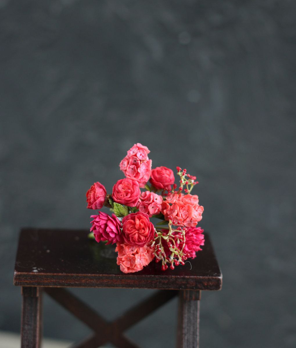 Bouquet in scarlet colors 1:12
