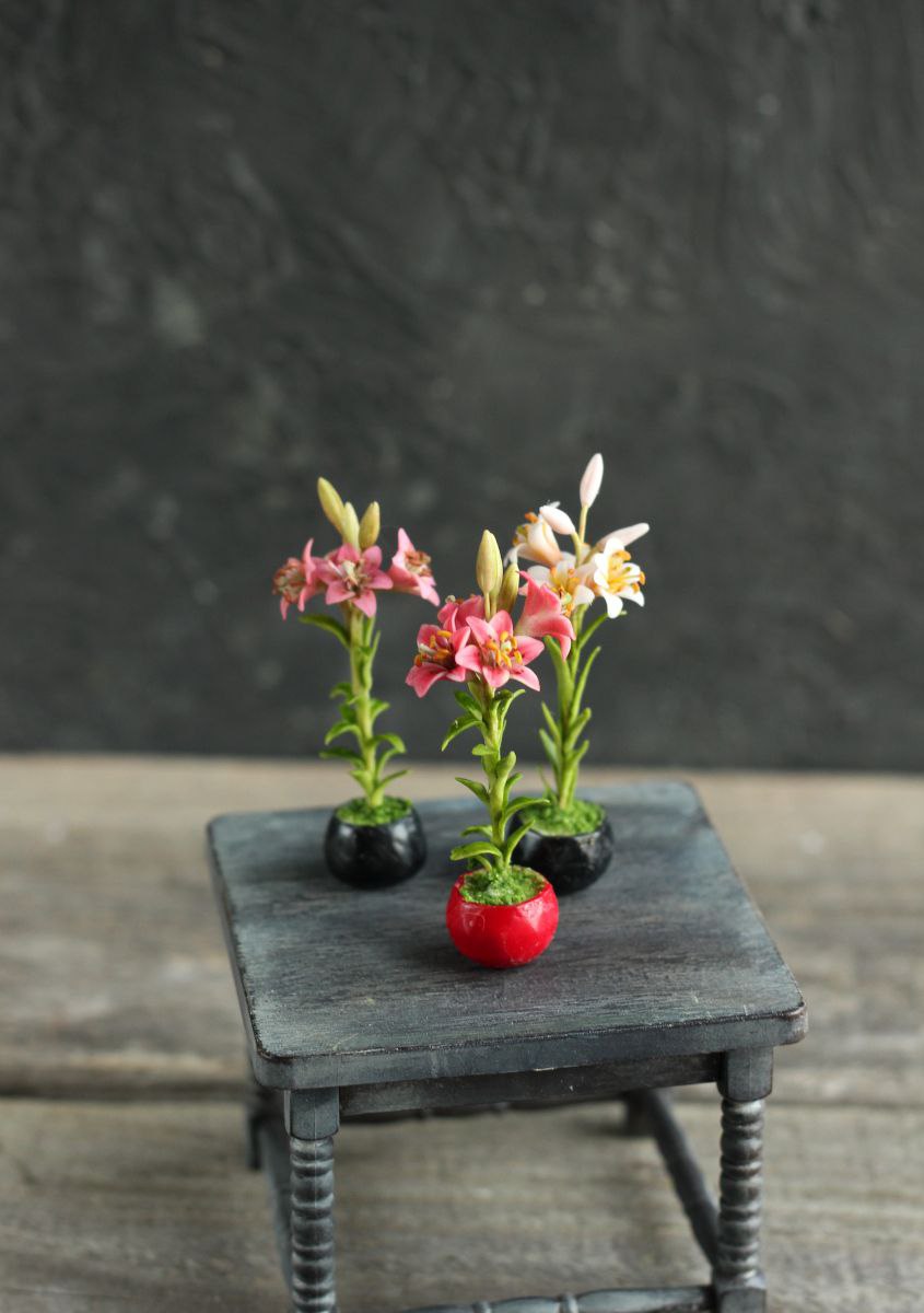 Flowering lily in a pot. Miniature 1:12