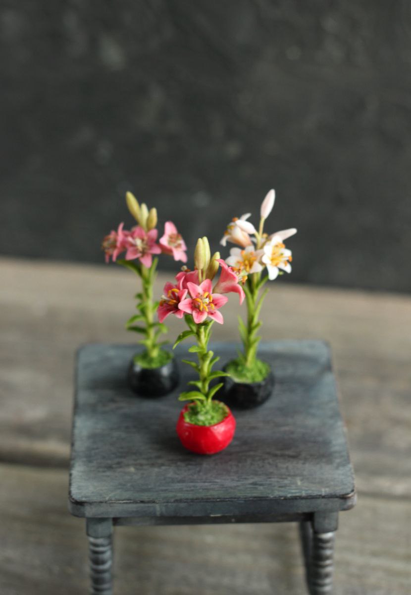 Flowering lily in a pot. Miniature 1:12