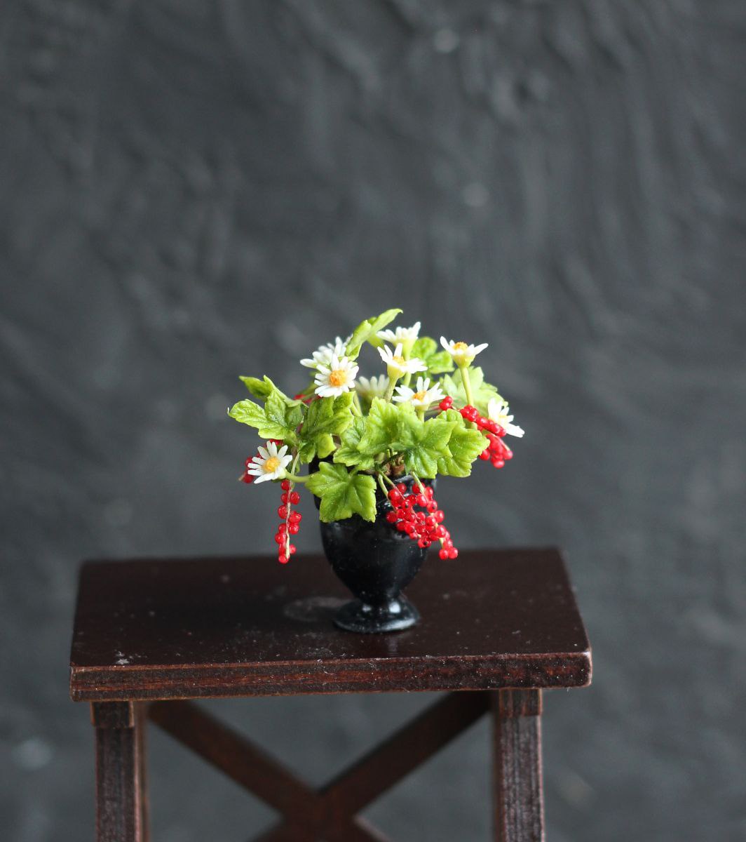 Boquet with red currants and daisies. Miniature 1:12