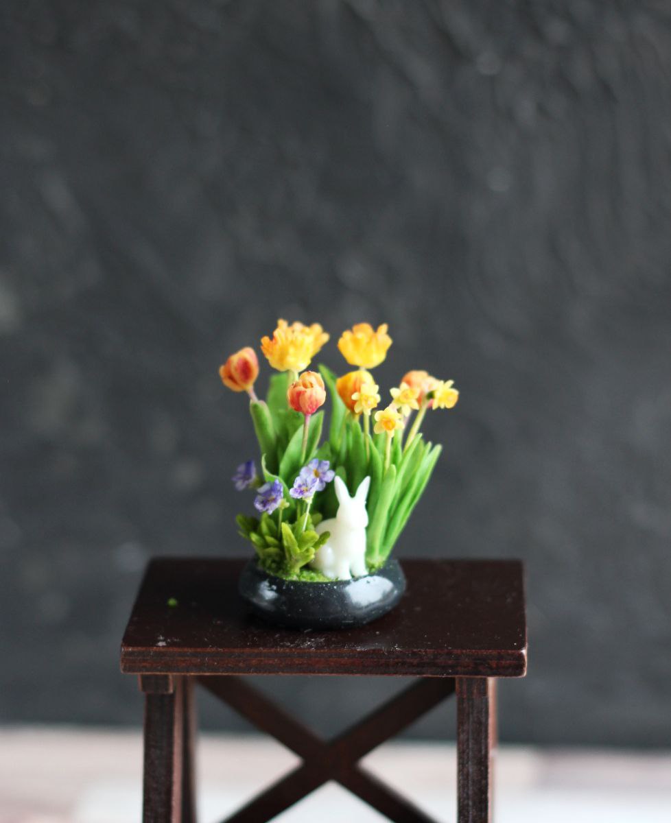 Arrangement with tulips, violet and daffodils