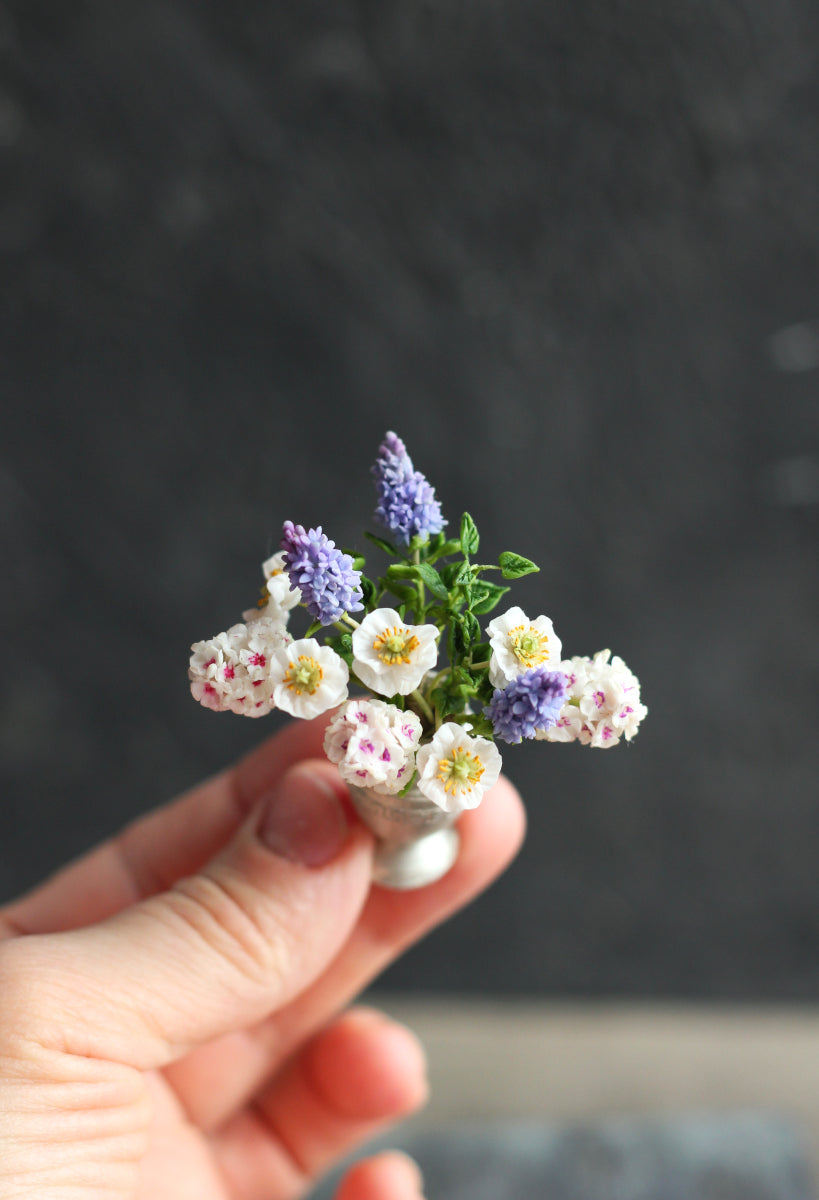 Summer bouquet in an antique vase 1:12