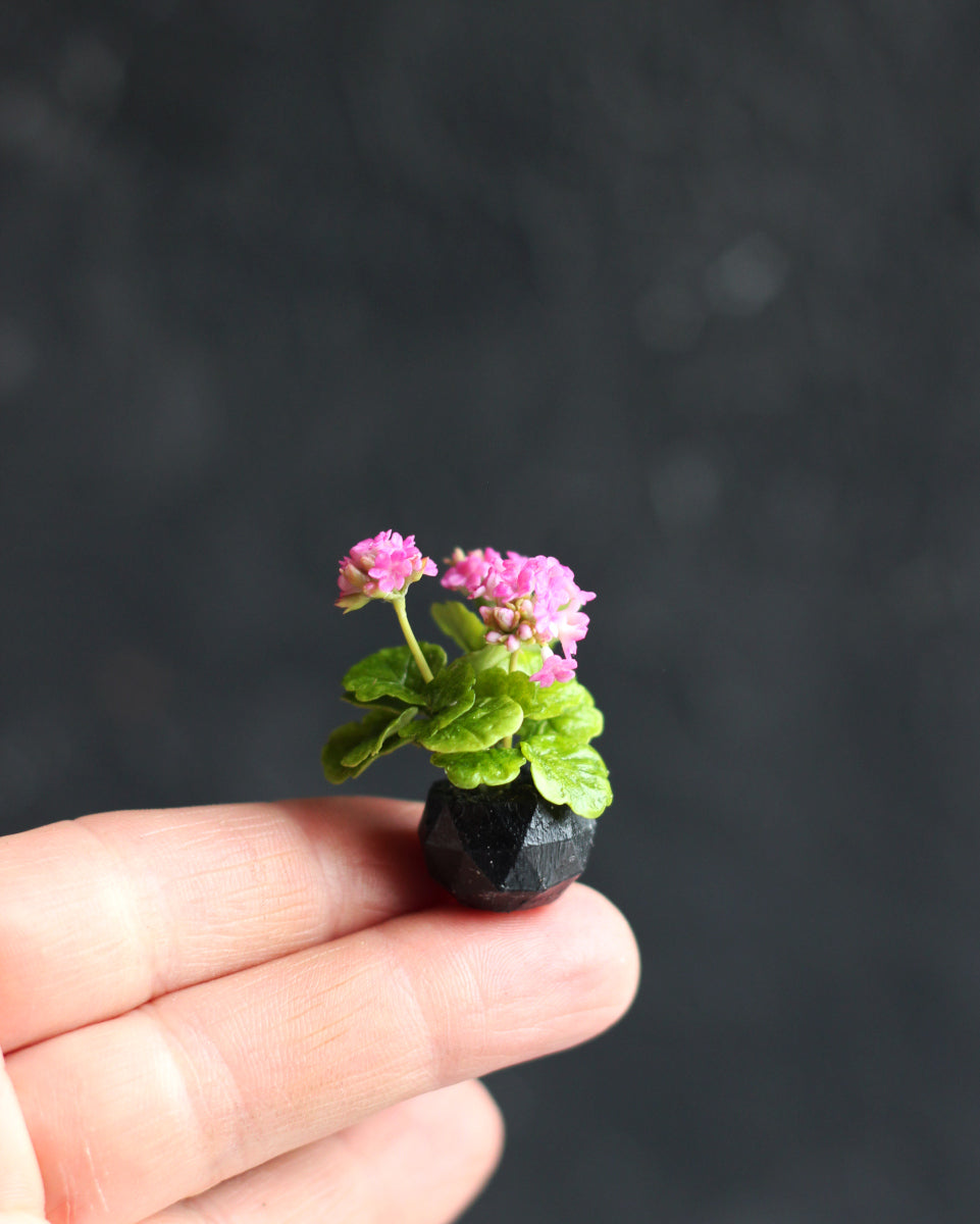 Room geraniums 1:12 in a pot for dollhouse