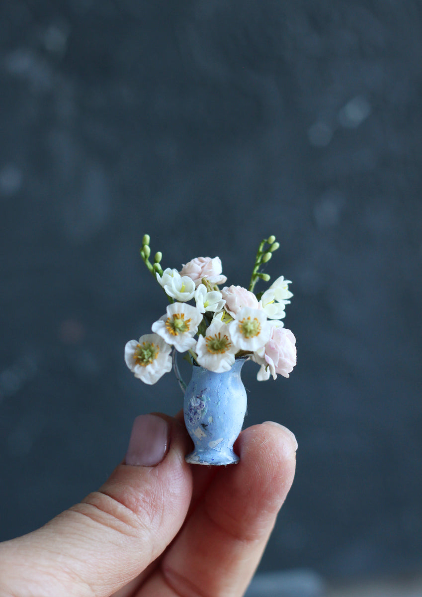 Bouquet in white colors 1:12