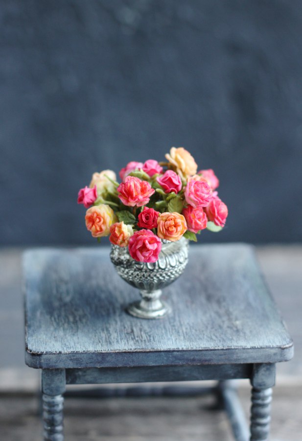 Bright bouquet of English park roses in a Greek vase 1:12