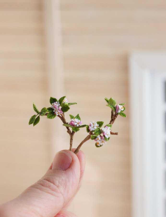 Blossoming apple tree 1:12