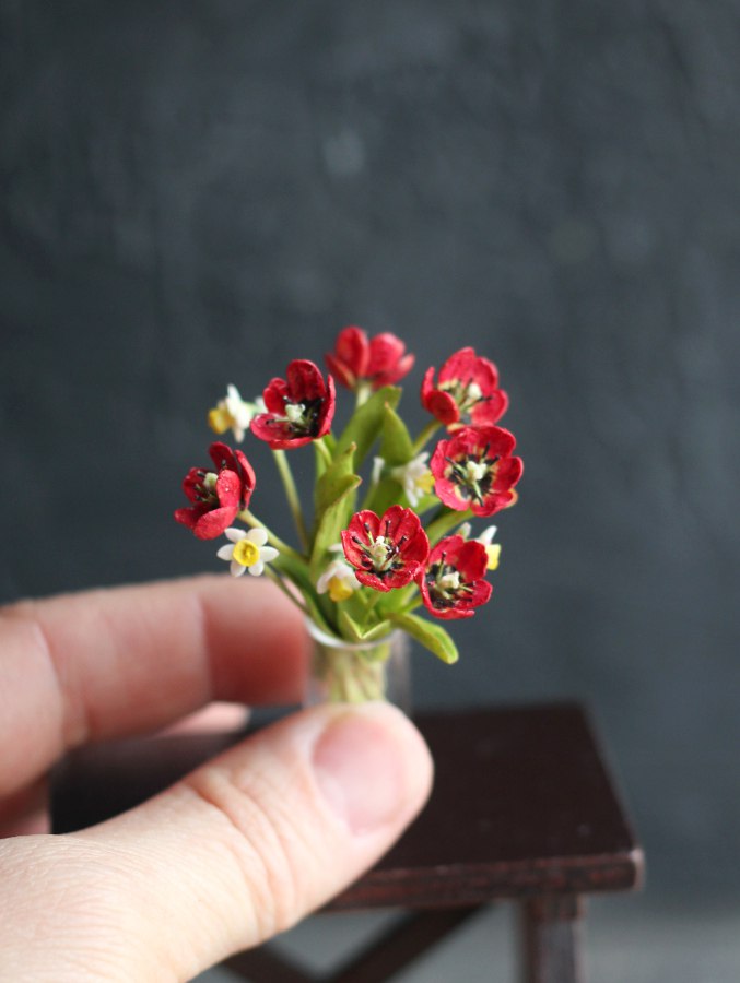 Bouquet of red tulips and daffodils 1:12