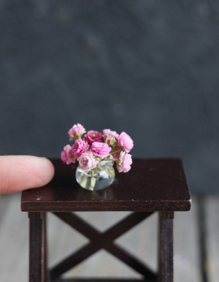 Bouquet of ranunculus in glass vase 1:12