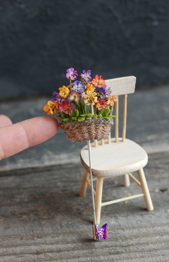 * Brooch basket with miniature flowers
