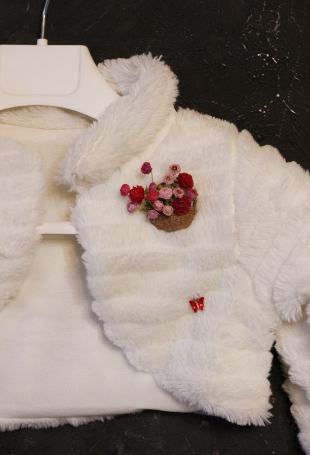 * Brooch basket with miniature flowers