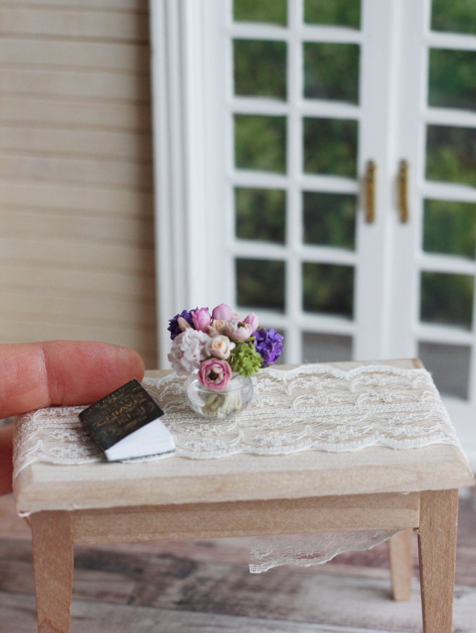 * Bouquet with hydrangea in a glass vase 1:12
