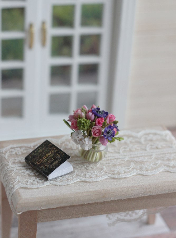 * Bouquet with anemones in a glass vase 1:12