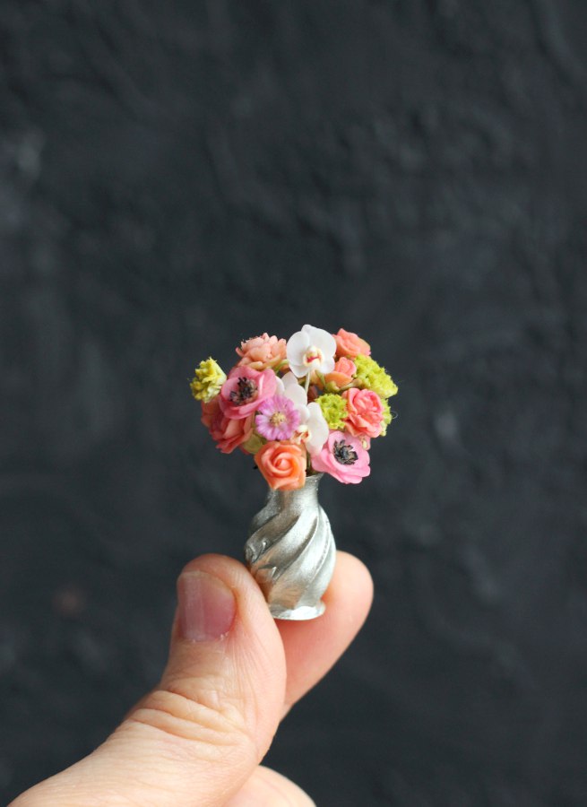 * Bright classic bouquet in a vase 1:12