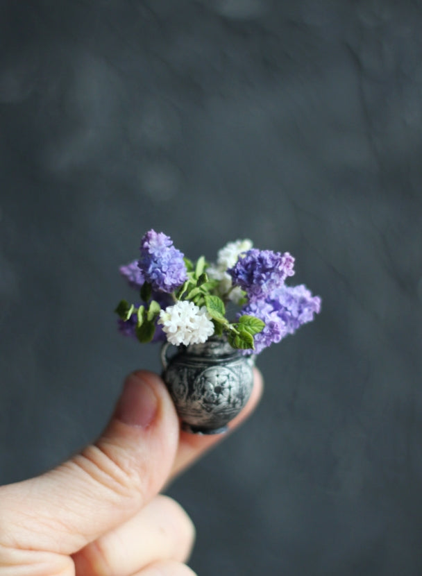 * Large bouquet of lilacs in an antique vase 1:12