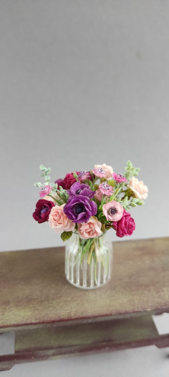 Bouquet in wine colours.