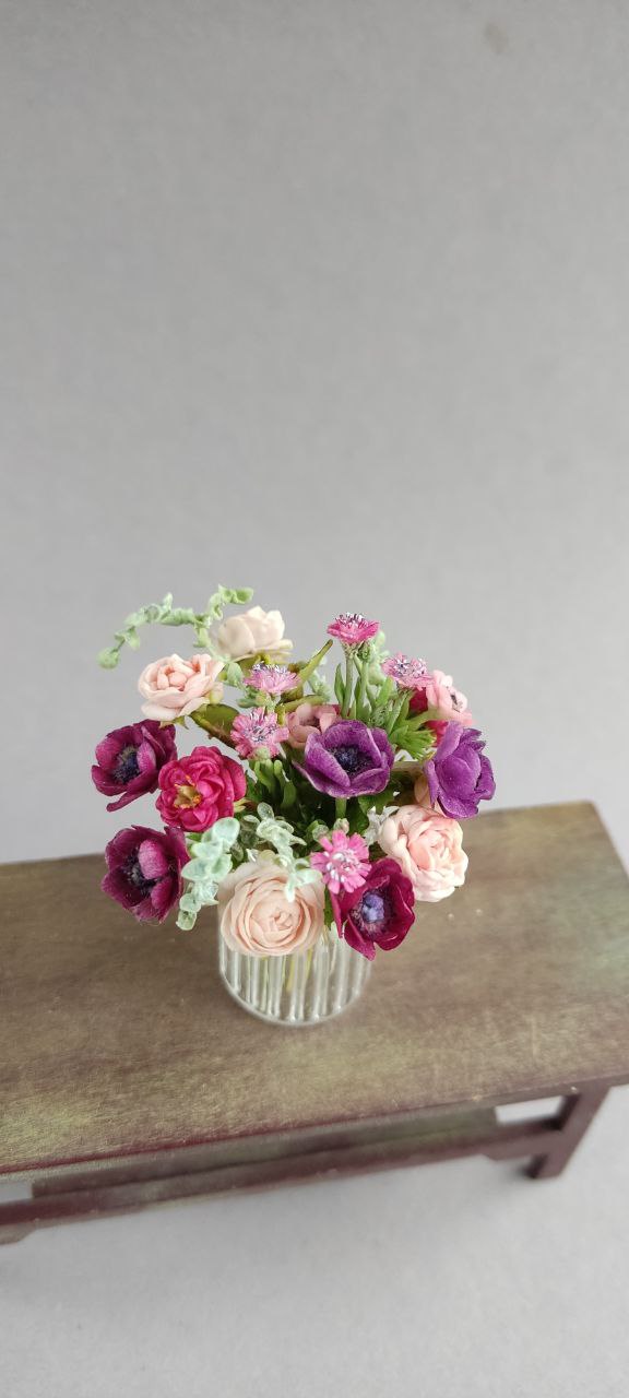 Bouquet in wine colours.