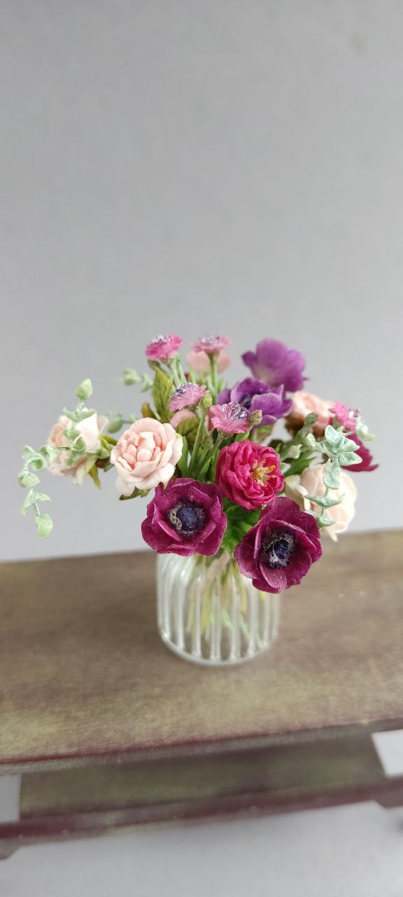 Bouquet in wine colours.