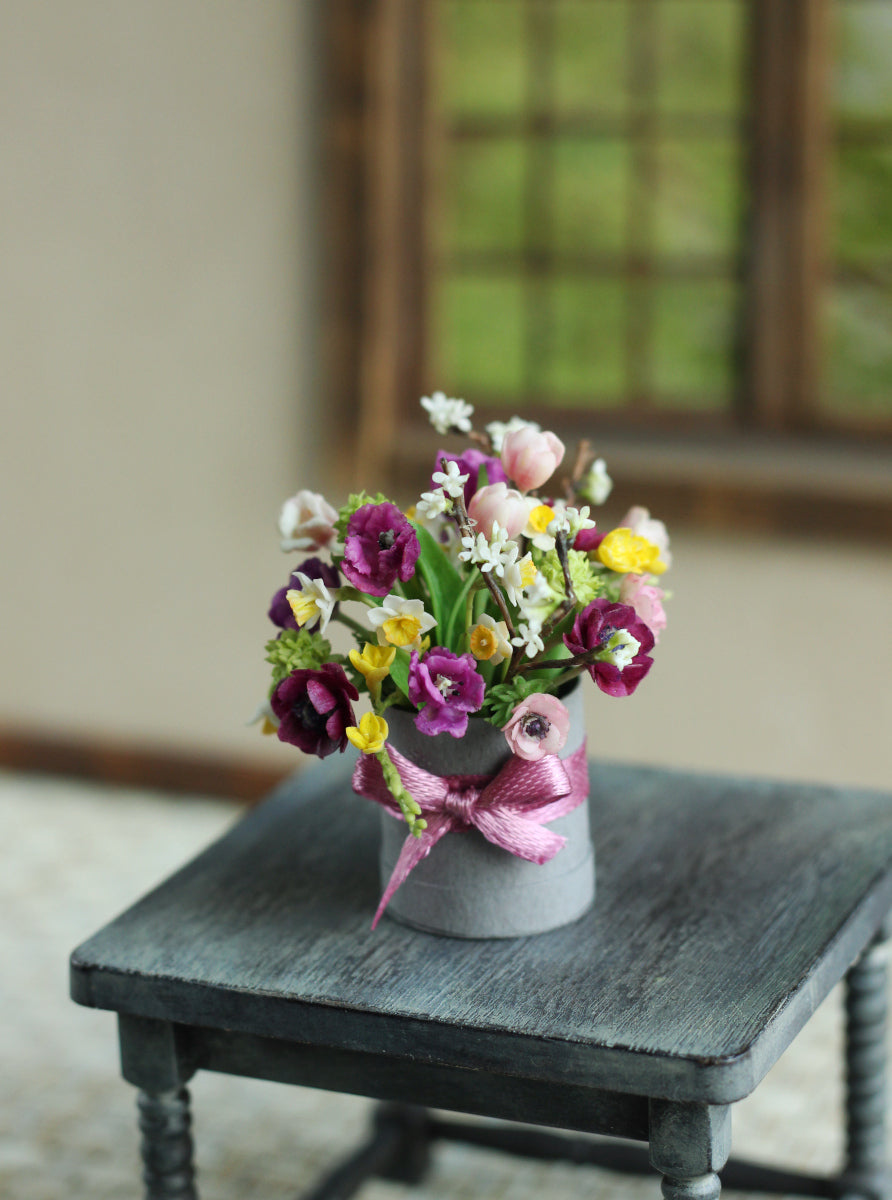 Bouquet in a hat box