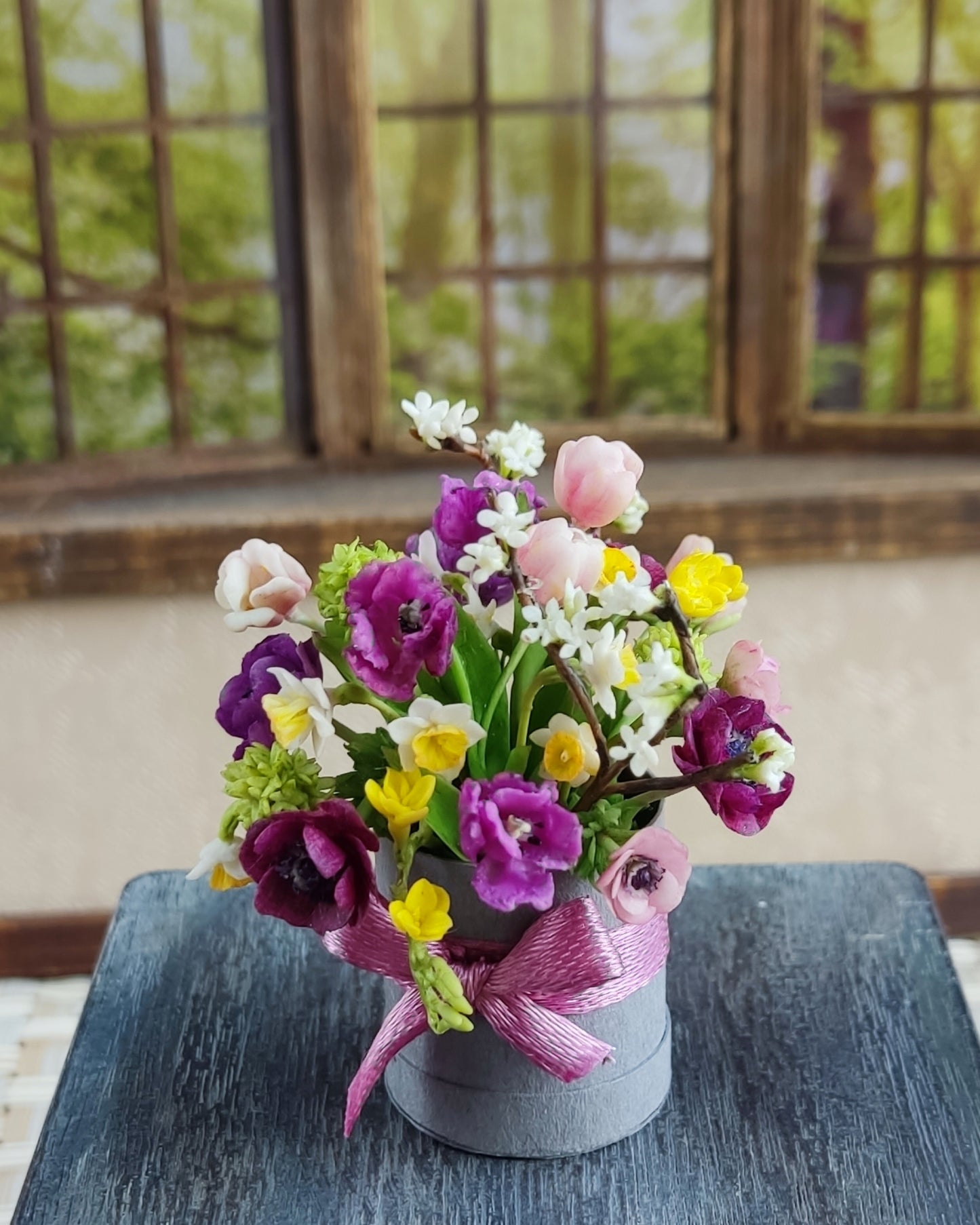 Bouquet in a hat box