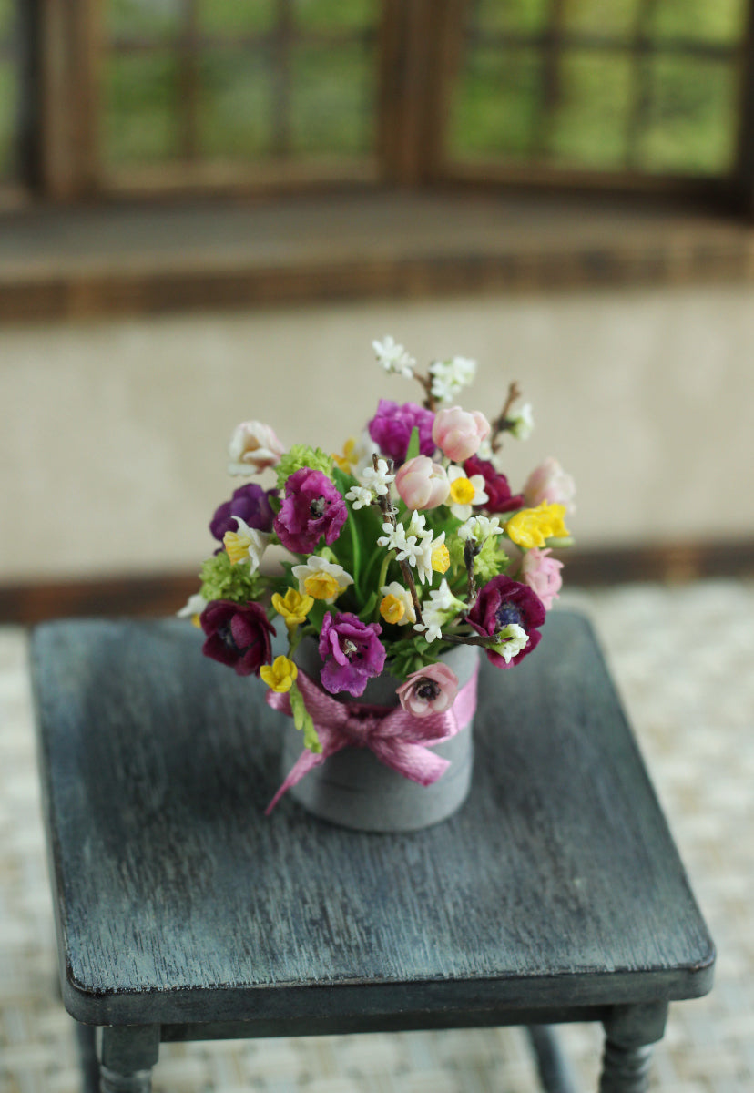 Bouquet in a hat box