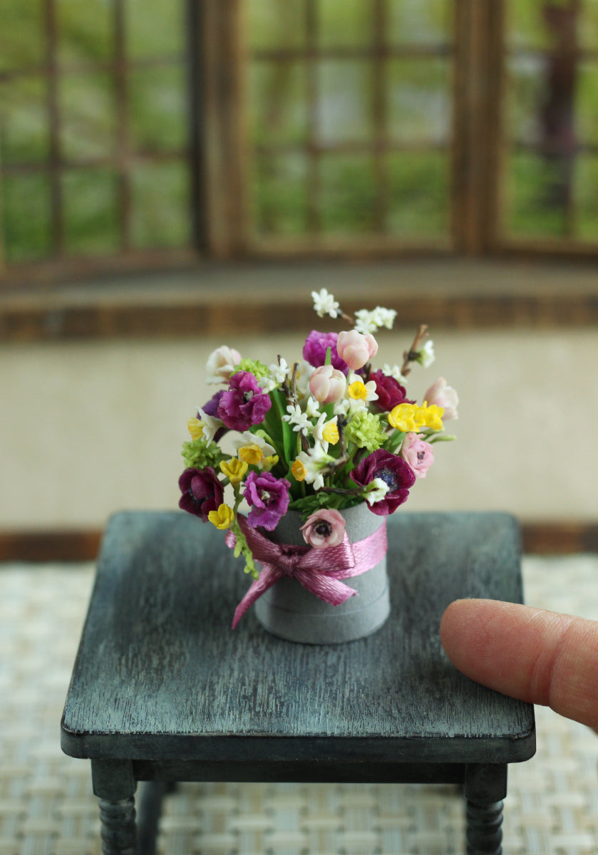 Bouquet in a hat box