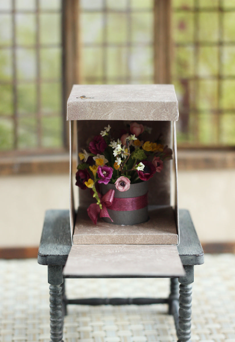 Bouquet in a hat box