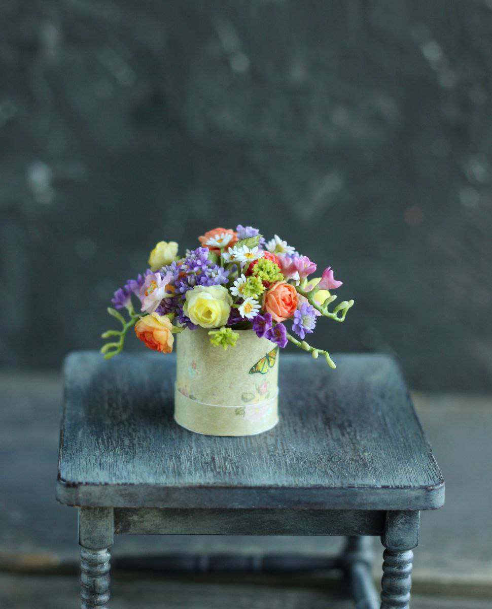 Bright summer bouquet in a hat box