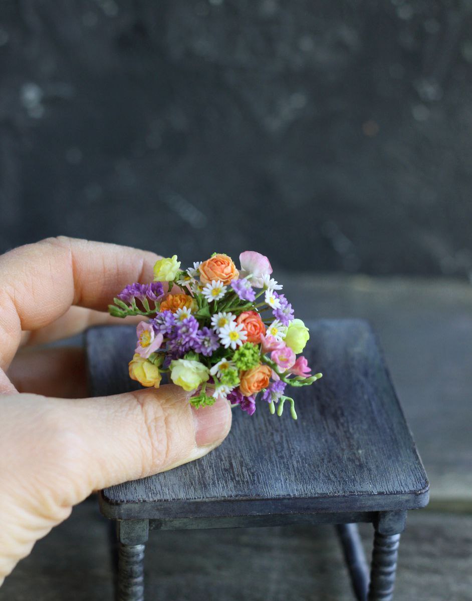 Bright summer bouquet in a hat box