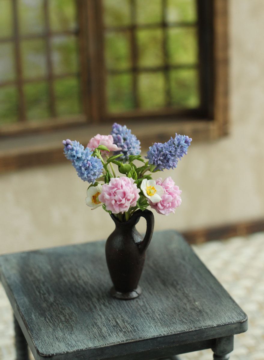 Classic bouquet of 3 sprigs of lilacs and 3 peonies of the Sarah Bernard variety.