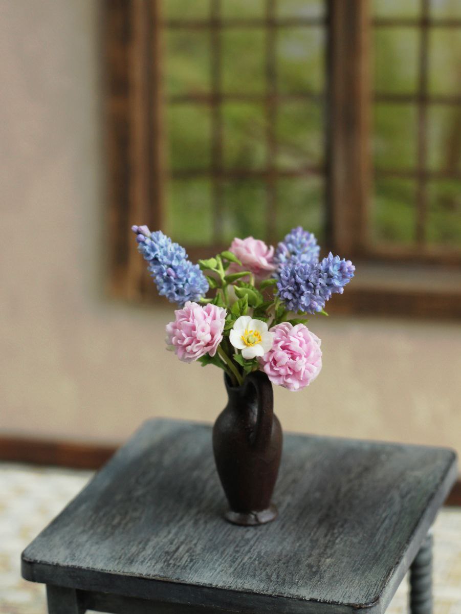 Classic bouquet of 3 sprigs of lilacs and 3 peonies of the Sarah Bernard variety.