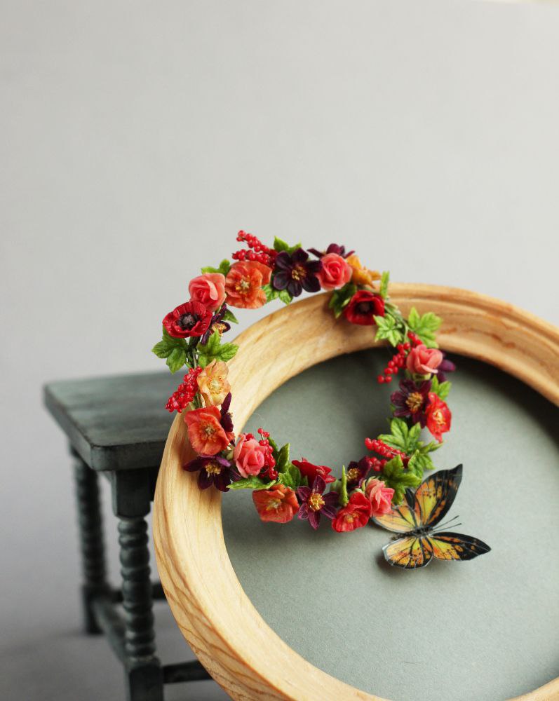 *A floral wreath. Botanical miniature 1:6