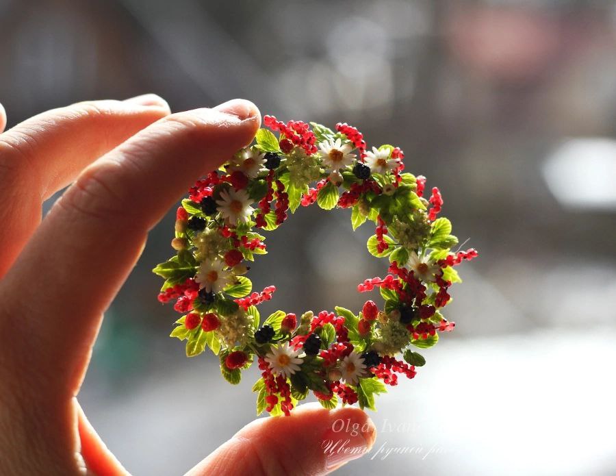 *A floral wreath. Botanical miniature 1:6