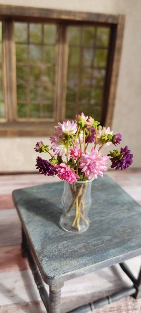 Bouquet of needle and peony-shaped dahlias