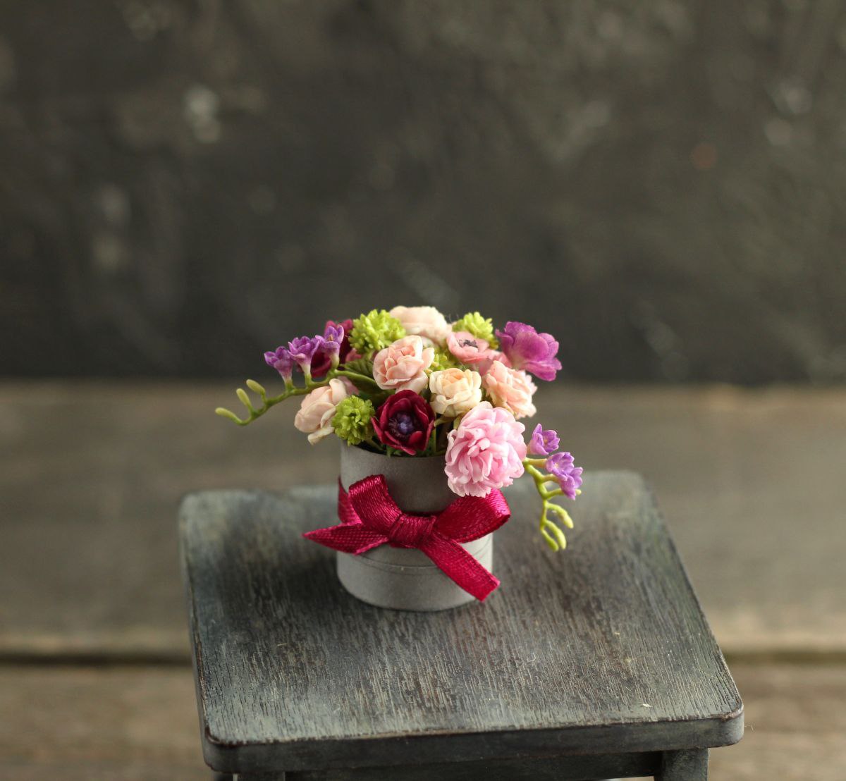 Bouquet in a hat box