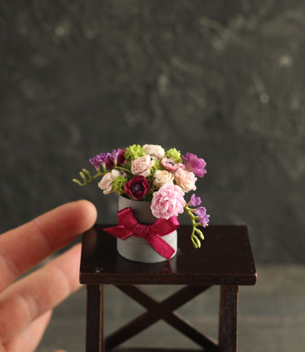 Bouquet in a hat box