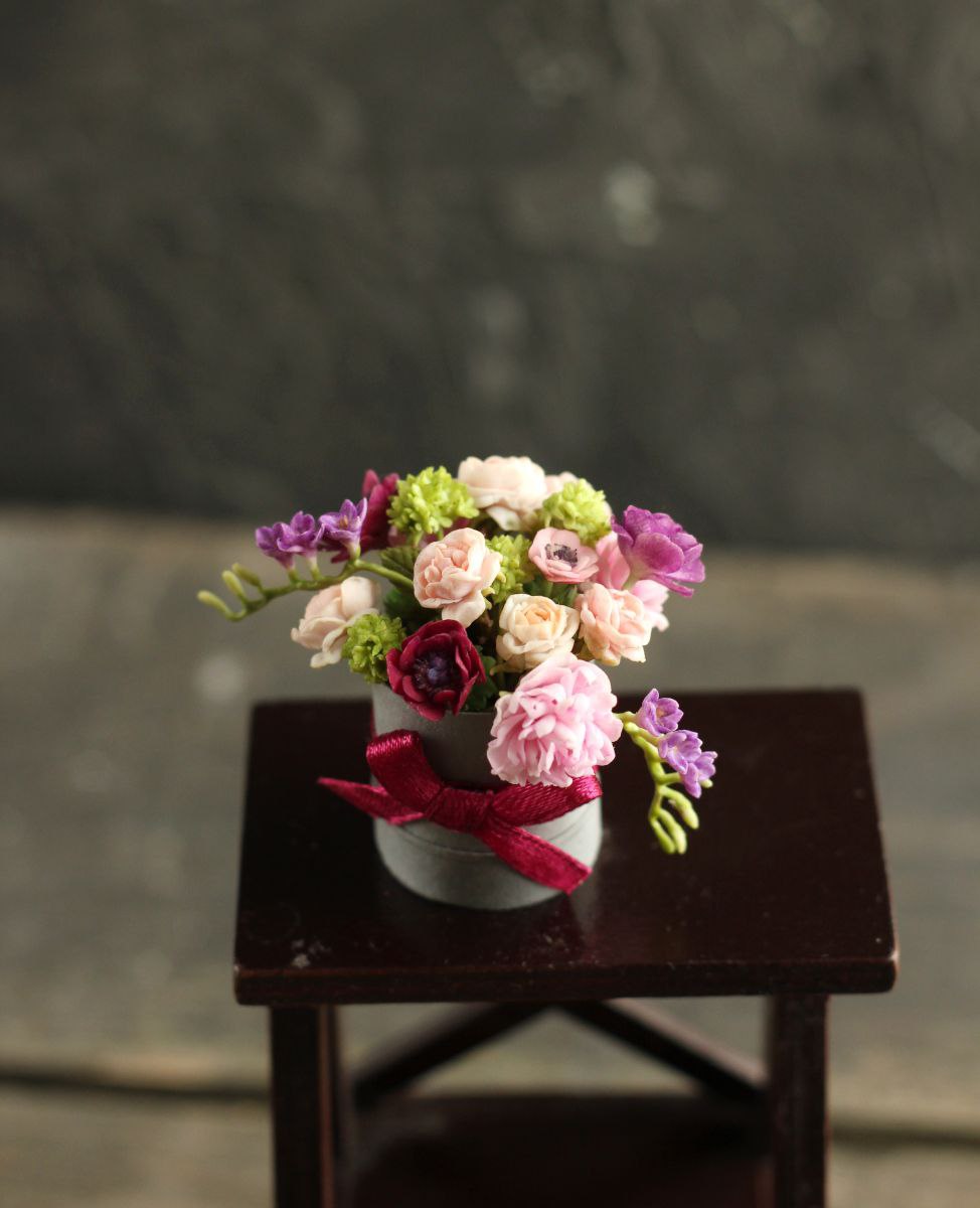 Bouquet in a hat box