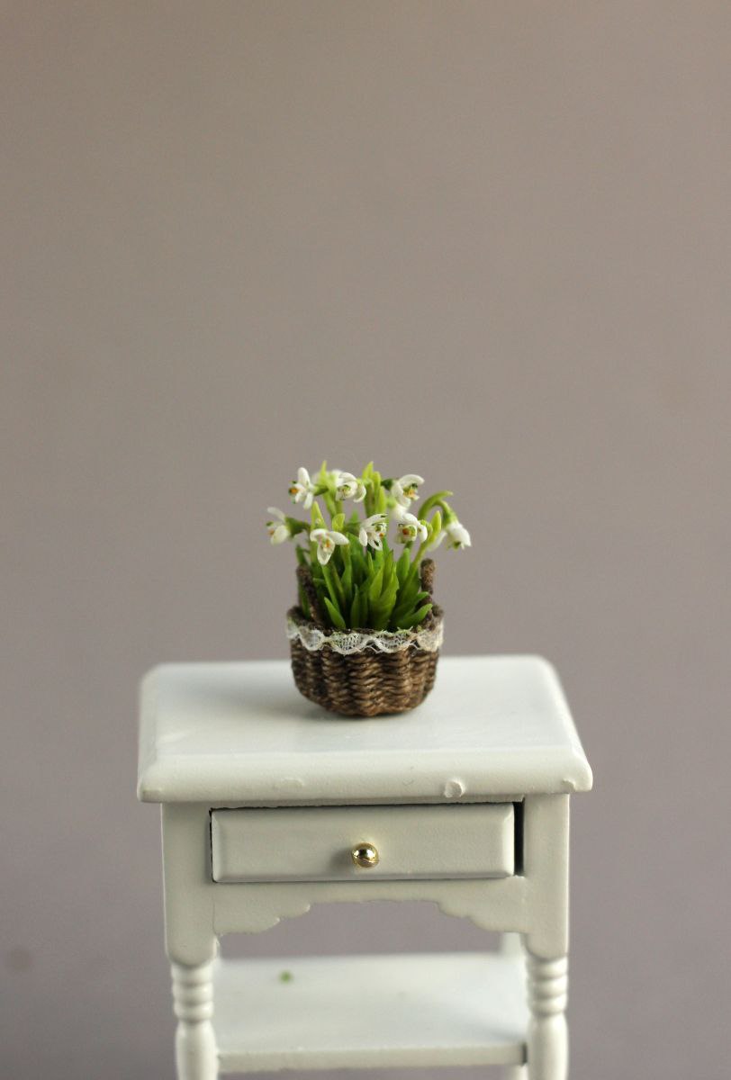 Miniature basket with snowdrops 1:12