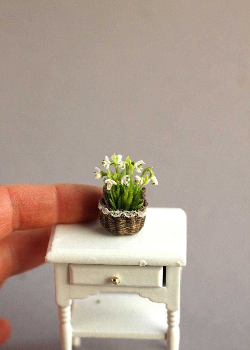 Miniature basket with snowdrops 1:12