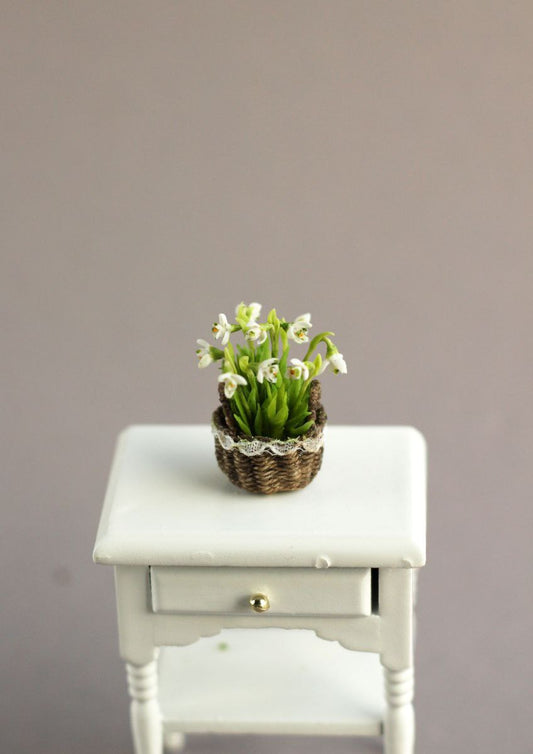 Miniature basket with snowdrops 1:12