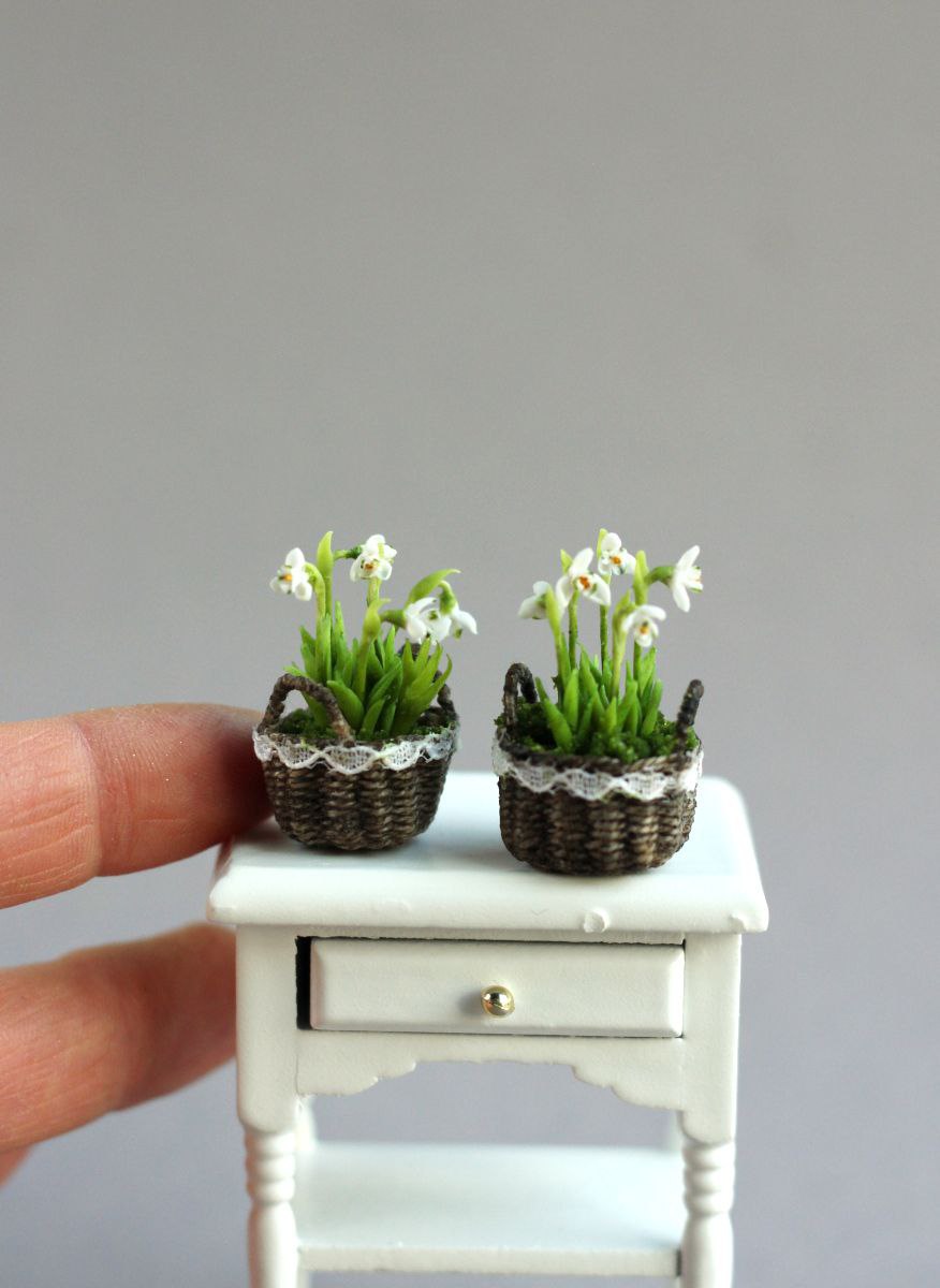Miniature basket with snowdrops 1:12