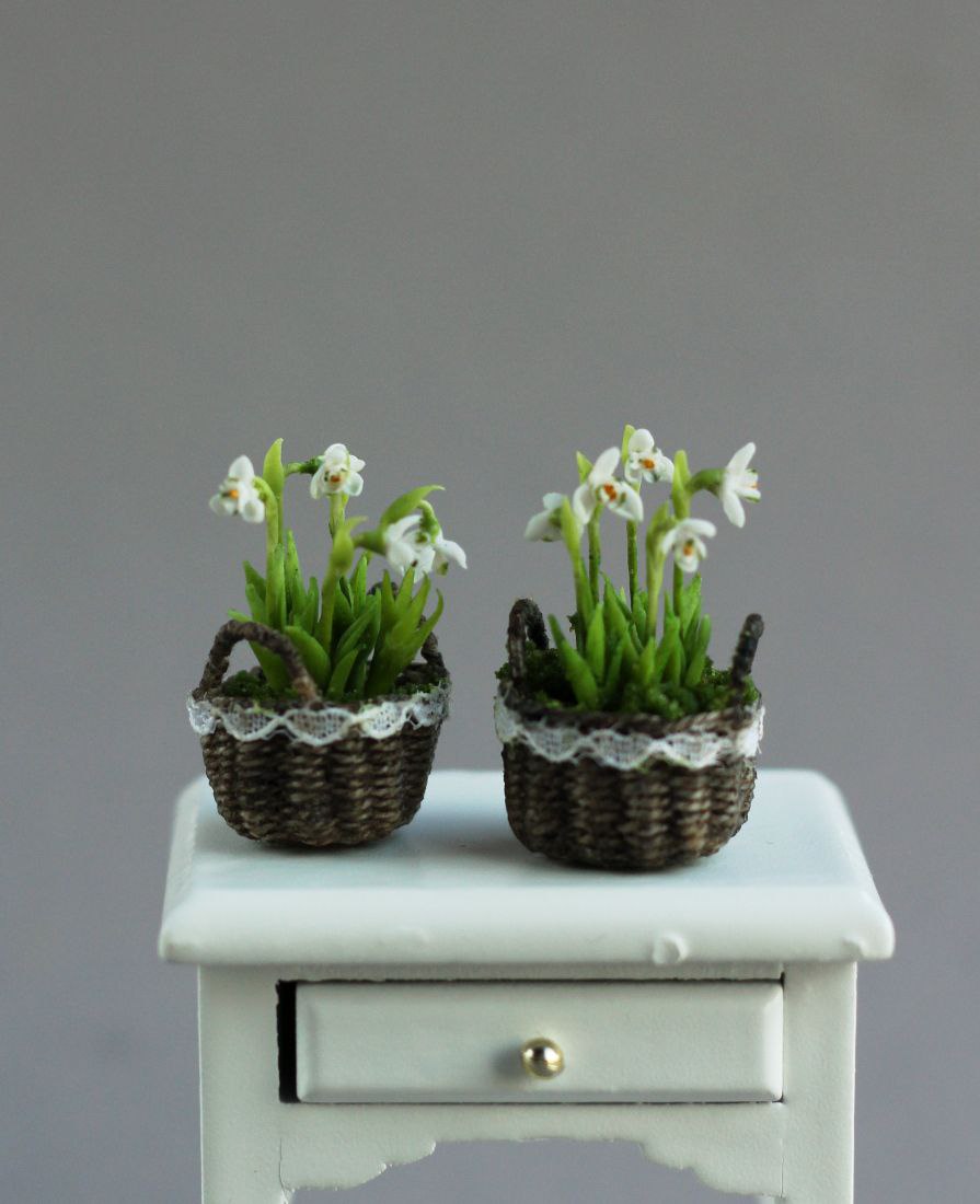 Miniature basket with snowdrops 1:12