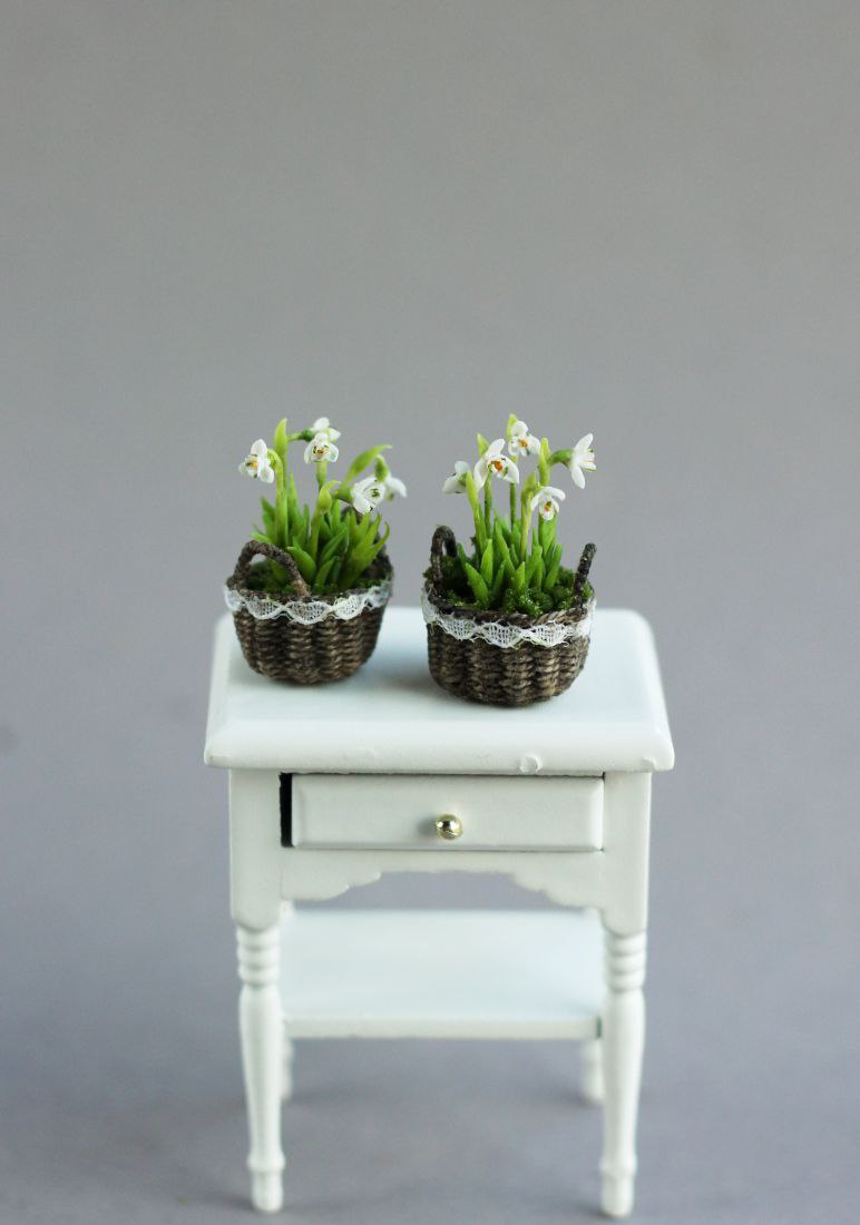 Miniature basket with snowdrops 1:12