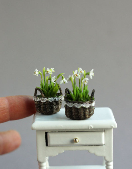 Miniature basket with snowdrops 1:12